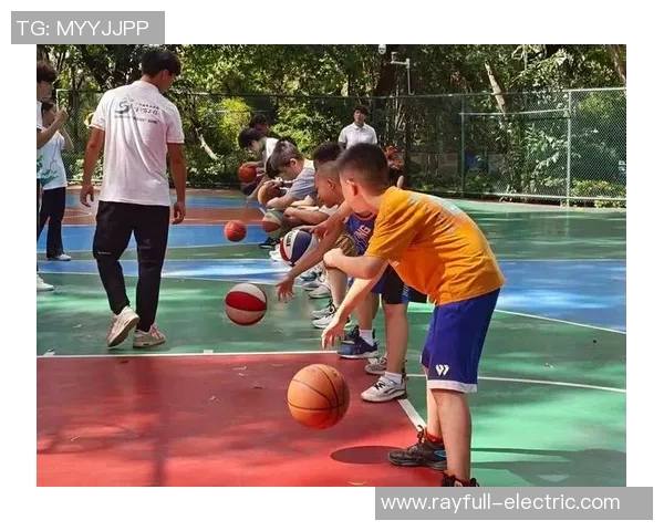 足球与篮球的精彩瞬间展现运动魅力与团队精神的完美结合